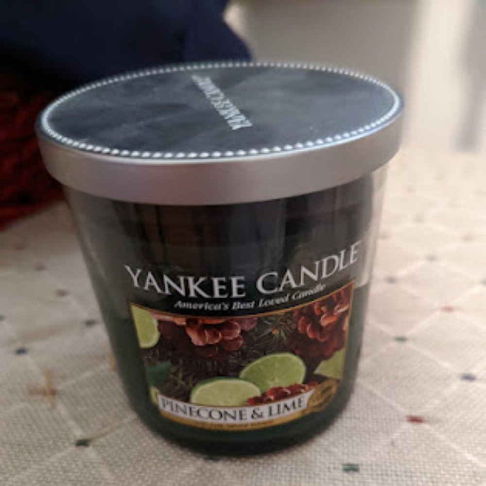 Pinecone & Lime Yankee Holiday Christmas Candle with Metal Lid